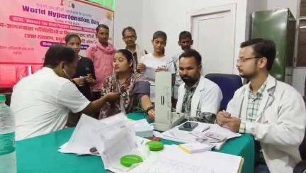 महोबा: महोबा जिला पुरुष अस्पताल में विश्व रक्तचाप दिवस के मौके पर स्वास्थ्य जागरूकता कार्यक्रम का आयोजन किया गया