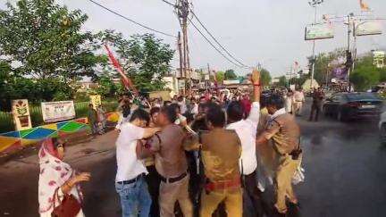डिप्टी सीएम जगदीश देवड़ा और मंत्री विजय साहब का पुतला जला रहे कांग्रेसियों और पुलिस की बीच हुई झपड़


https://youtu.be/A