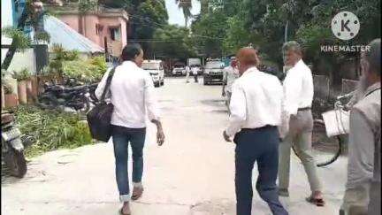 রায়গঞ্জ: বাড়ির সামনে ময়লা ফেলাকে কেন্দ্র করে প্রতিবেশী মহিলাকে মারধরের অভিযোগে চাঞ্চল্য রায়গঞ্জের ভাটোলে