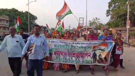 দাসপুর ১: অপারেশন সিন্দুর কে সামনে রেখে ভারতের জাতীয় পতাকা হাতে নিয়ে তৃণমূল কংগ্রেসের দাসপুরে মিছিল