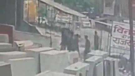 गोंडा: सद्भावना चौराहे पर समान खरीदने आए दो युवकों से हुई मारपीट, CCTV फुटेज आया सामने