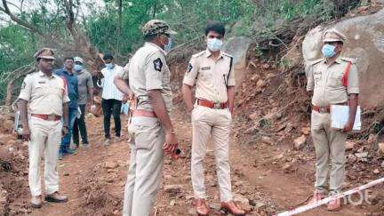 శ్రీకాకుళం: మెలియాపుట్టి మండలం దబ్బగూడలో క్వారీలో జరిగిన ప్రమాద ఘటనా స్థలాన్ని పరిశీలించిన  జిల్లా ఎస్పీ మహేశ్వర్ రెడ్డి