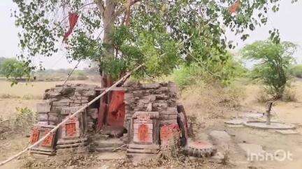 कर्वी: भरथौल गांव में मिले हनुमान जी के प्राचीन मंदिर के अवशेष, ग्रामीणों ने संरक्षण की मांग की