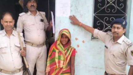 सिमरी बख्तियारपुर: सलखुआ थाना क्षेत्र के सितुआहा गांव में फरार वारंटी के घर इश्तेहार तामिला