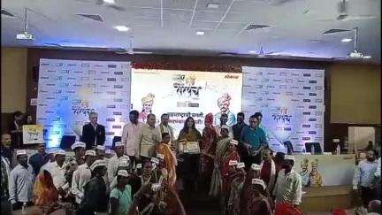कारंजा: जिल्हाधिकारी कार्यालय येथे ढोरखेडा सरपंच मिटकरी यांना लोकमत सरपंच ऑफ द इयर अवार्ड