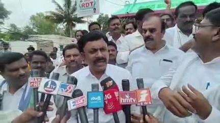 కళ్యాణదుర్గం: ఆర్డీటీకి విదేశాల నుంచి నిధులు రాకుండా ఆపడం చాలా అన్యాయం: బ్రహ్మసముద్రంలో వైసీపీ జిల్లా నాయకులు ఉమామహేశ్వర నాయుడు