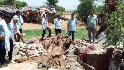 खण्डार: गोठ बिहारी गांव में गटर टैंक के ऊपर नहाते वक्त एक ही परिवार के 3 व्यक्तियों की हुई मौत, मौके पर पहुंची पुलिस