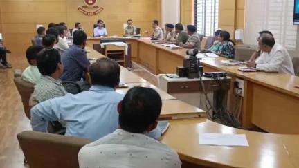 વલસાડ: કલેકટર કચેરીના સભાખંડમાં DWSC અંગે કલેકટરના અધ્યક્ષ સ્થાને બેઠક યોજાઈ