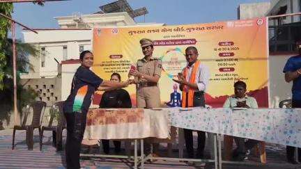 ગોધરા: શારદા મંદિર સ્કૂલ ખાતે DySP ની અધ્યક્ષતામાં નિઃશુલ્ક સમર યોગ કેમ્પનું આયોજન કરવામાં આવ્યું હતું.