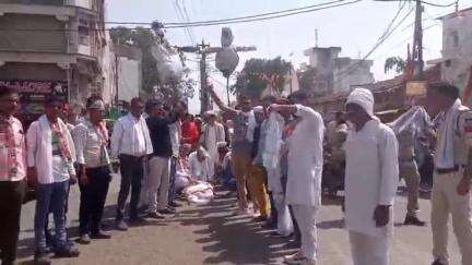 ब्यावरा: भारतीय सेना के अपमान पर कांग्रेस का विरोध, मंत्री विजय शाह और जगदीश देवड़ा का पुतला फूंका