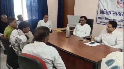 बड़वाह: सनावद न्यायालय परिसर में न्यायाधीशों की उपस्थिति में विधिक जागरूकता शिविर आयोजित