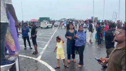 இராமேஸ்வரம்: தனுஷ்கோடியில் கரு மேகங்கள் சூழ்ந்து இருண்டு காணப்படும் தீவு