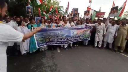 গোয়ালপোখর ১: গোয়ালপোখর থানার সোলপাড়া বাস স্ট্যান্ড থেকে তৃণমূলের  জাতীয়তাবাদী মিছিল বের করা হয়।