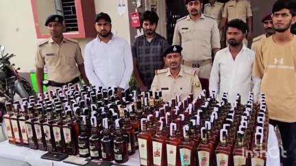 मुशहरी: जीआरपी पुलिस ने मुजफ्फरपुर जंक्शन पर राजधानी एक्सप्रेस से 191 बोतल विदेशी शराब के साथ चार लोगों को गिरफ्तार किया