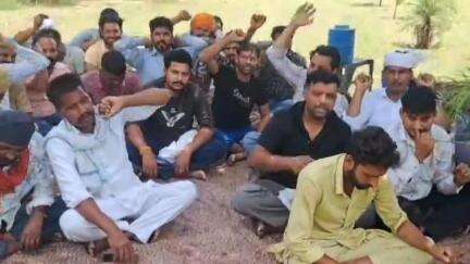 कालांवाली: कालाँवाली में अनुबंधित स्वास्थ्य कर्मचारियों ने अपनी मांगों को लेकर उपमंडल कार्यालय के बाहर धरना प्रदर्शन किया