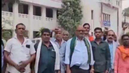 छिंदवाड़ा नगर: छिंदवाड़ा में किसानों ने कलेक्ट्रेट का किया घेराव, 2002 की पुनर्वास नीति लागू करने की मांग