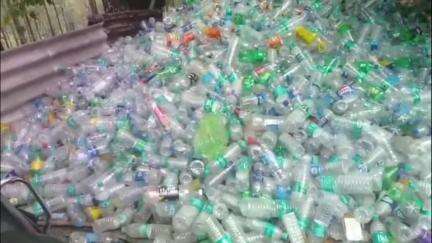 வால்பாறை: சின்கோனா சோதனை சாவடியில் குவிந்த பிளாஸ்டிக் பாட்டில்கள்
