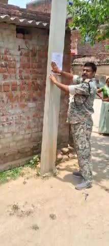 केरेडारी: केरेडारी पुलिस ने दो फरार अभियुक्तों के घरों पर इश्तेहार चिपकाए