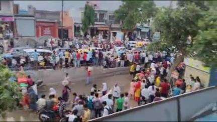 खुर्जा: बिजली नहीं आने से गुस्साए निवासियों ने खुर्जा जंक्शन पर लगाया जाम