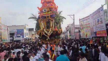 రాయదుర్గం: పట్టణంలో వేలాది మంది భక్త జన సందోహం మధ్య శ్రీ ప్రసన్న వెంకటరమణ స్వామి బ్రహ్మరథోత్సం