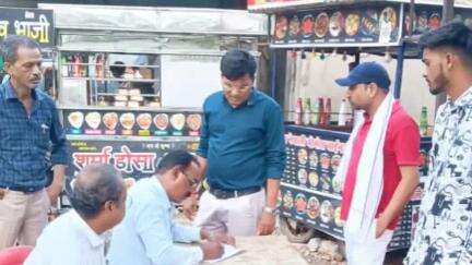 ब्यावरा: पुराने अस्पताल परिसर में चौपाटी पर टीन शेड लगाकर स्थायी निर्माण कार्य की जानकारी मिलने पर प्रशासन पहुंचा