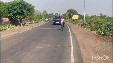 अशोक नगर: अशोक नगर से चंदेरी तक 55 किलोमीटर की दूरी कलेक्टर आदित्य सिंह ने साइकिल से तय की