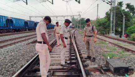 নলহাটি ১: নলহাটি স্টেশনে RPF ও GRP-এর যৌথ তল্লাশি অভিযান ।