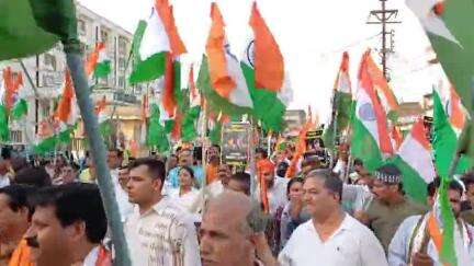 छतरपुर नगर: 'ऑपरेशन सिंदूर' की सफलता एवं सैनिकों के सम्मान में BJP ने छतरपुर में निकाली विशाल तिरंगा यात्रा