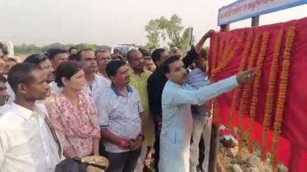 अस्थावां: अस्थावां विधायक डॉ जितेंद्र कुमार ने 1 करोड़ 3 लाख 38 हजार 684 रुपये की लागत से बनी सड़क का उद्घाटन किया