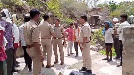 चरखारी: चरखारी के खंदिया मुहाल स्थित कुएं में गिरने से युवक की संदिग्ध मौत, परिजनों ने हत्या का लगाया आरोप