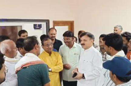 गाडरवारा: कैबिनेट मंत्री राव उदय प्रताप सिंह ने गाडरवारा में क्षेत्रीय नागरिकों से मुलाकात की