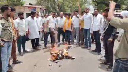 नौगांव: नगर के कोठी चौराहे पर कांग्रेसियों ने फूंका मंत्री विजय शाह का पुतला, की अविलंब मंत्री पद से इस्तीफ़ा देने की मांग