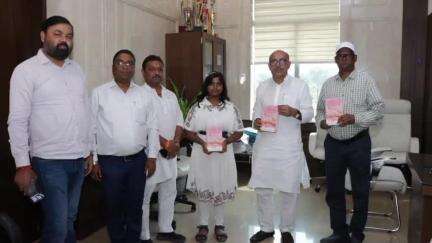 कांके: झारखंड विधानसभा अध्यक्ष ने 'द विंग्ड रिंग्स' पुस्तक का किया लोकार्पण