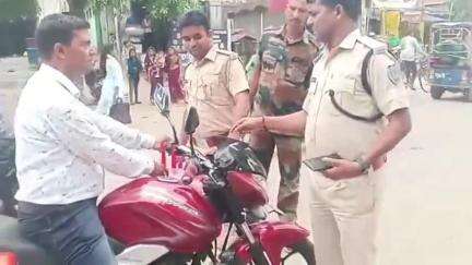 गोड्डा: गोड्डा में ट्रैफिक नियम तोड़ने वालों पर कार्रवाई, 10 वाहनों से 11 हजार रुपये जुर्माना वसूला