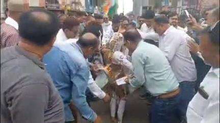 छिंदवाड़ा नगर: मध्य प्रदेश के उपमुख्यमंत्री और मंत्री के सेना पर बयान के विरोध में कांग्रेस ने फवारा चौक में पुतला फूंका
