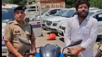 रुद्रप्रयाग: ऊखीमठ पुलिस ने त्वरित कार्रवाई करते हुए चोरी हुआ दोपहिया वाहन बरामद कर वाहन स्वामी को किया सुपुर्द