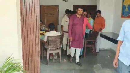 गायघाट: मैठी गांव के एक लाइन होटल पर शराब के नशे में एक शख्स और सूचना देने वाला गिरफ्तार, दोनों जेल भेजे गए