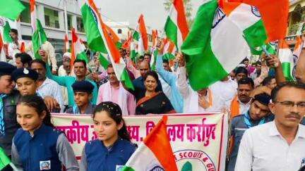सागर: सिंदूर ऑपरेशन की सफलता और सैनिकों के शौर्य के सम्मान में कर्रापुर में निकली विशाल तिरंगा यात्रा