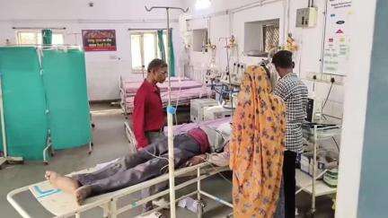 डूंगरपुर: शहर के रतनपुर मार्ग पर नवाडेरा स्थित बाइक शोरूम के निकट एक बाइक अनियंत्रित होकर डिवाइडर से टकराई, एक व्यक्ति हुआ घायल