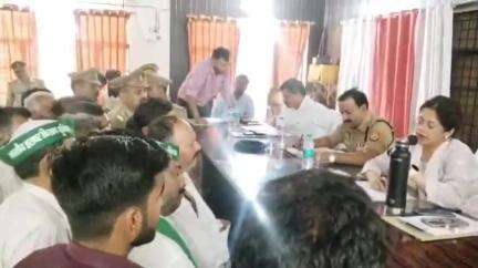 महोबा: महोबा तहसील सभागार में आयोजित संपूर्ण समाधान दिवस में 94 शिकायतों में से 9 का मौके पर किया गया निस्तारण