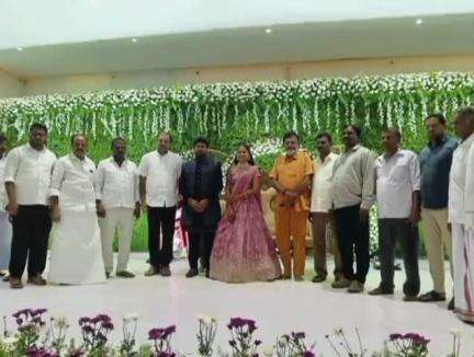 రాయచోటిలో ఓ వివాహ రిసెప్షన్లో పాల్గొని నూతన వధూవరులను ఆశీర్వదించిన ఎమ్మెల్యే ఆకే పాటి అమర్నాథ్ రెడ్డి