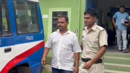 রানাঘাট ১: বেআইনি ভাবে মদ মজুত ও বিক্রির অভিযোগ, বীরনগর থেকে এক মদ বিক্রেতাকে গ্রেফতার করলো তাহেরপুর থানার পুলিশ