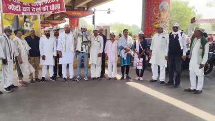 बैरहना के पास आम आदमी पार्टी के कार्यकर्ताओं ने किया प्रदर्शन