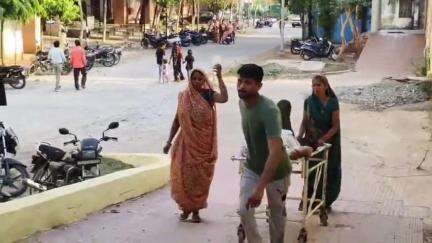 डूंगरपुर: जिले के आसपुर रोड पर तेज रफ्तार बाइक सवार ने स्कूटी को मारी टक्कर, हादसे में दंपत्ति हुए घायल