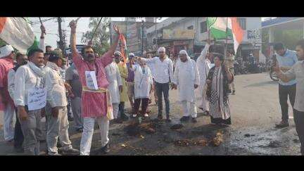 दमोह: सेना पर टिप्पणी के विरोध में कांग्रेस ने भाजपा नेताओं का पुतला फूंका, दमोह बस स्टैंड पर प्रदर्शन