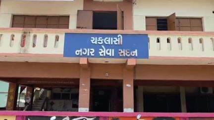 નડિયાદ: #Jansamasya
ચકલાસી નગર પાલિકા માં આવેલ સાડીપુરા વિસ્તાર પીવાના પાણીની સમસ્યા અને નિષ્ક્રિય પાણીની ટાંકી.