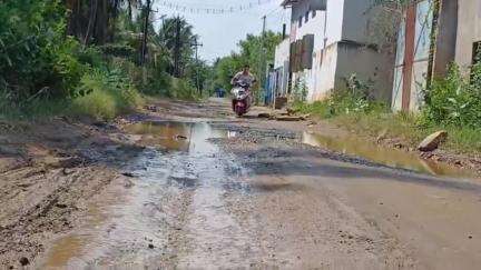 சூலூர்: கண்ணம்பாளையம் பகுதியில் தார்சாலை அமைக்காததை கண்டித்து பொதுமக்கள் நாத்து நடும் போராட்டம் #localissue