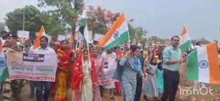 बैकुंठपुर: ग्राम अकलासरई में कलेक्टर और एसपी की उपस्थिति में निकाली गई तिरंगा यात्रा