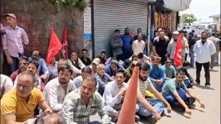 शिमला शहरी: 108 एवं 102 एंबुलेंस कर्मचारी यूनियन ने सीटू के तहत नेशनल हेल्थ मिशन कार्यालय के बाहर किया प्रदर्शन