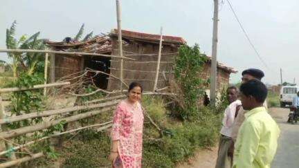 गायघाट: तेज आंधी से जमालपुर कोदई और लोमा पंचायत में कई परिवार बेघर, सीओ और जदयू नेता ने लिया जायजा